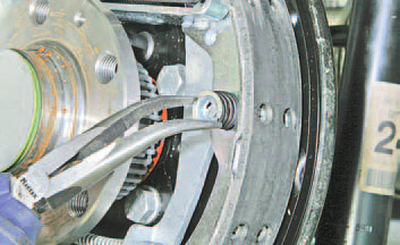 Замена тормозных колодок тормозного механизма барабанного типа заднего колеса Шкода Фабия