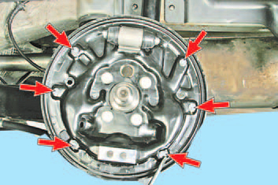 Замена тормозных колодок тормозного механизма барабанного типа заднего колеса Шкода Фабия