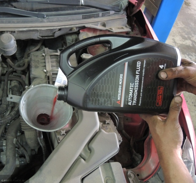 Заливка нового масла в АКПП автомобиля Мицубиси Лансер 10 с двигателем 1.5 л
