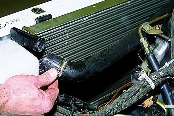 Демонтаж радиатора охлаждения и его патрубков ВАЗ 2114