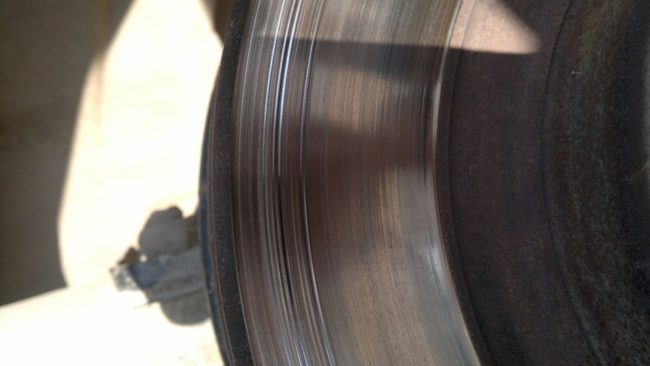 Глубокие борозды на тормозном диске переднего колеса в Лада Калине