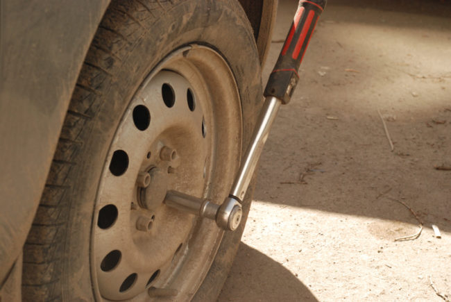 Снятие переднего колеса на автомобиле Лада Калина для замены тормозных колодок