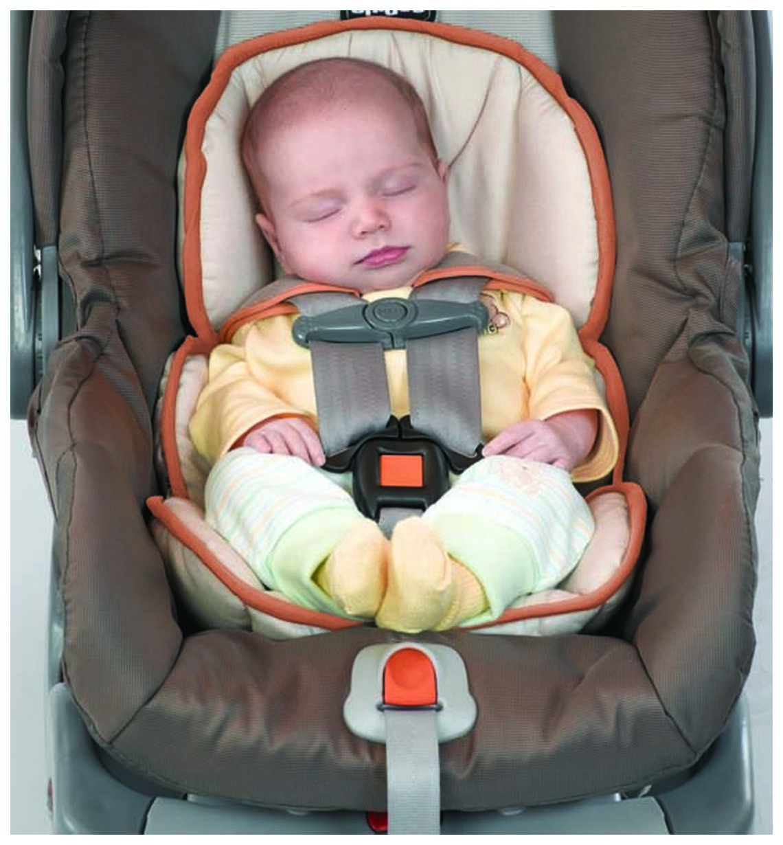 новорожденный в детском кресле