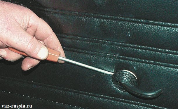 Поддевание облицовки ручки открывания двери с помощью отвёртки